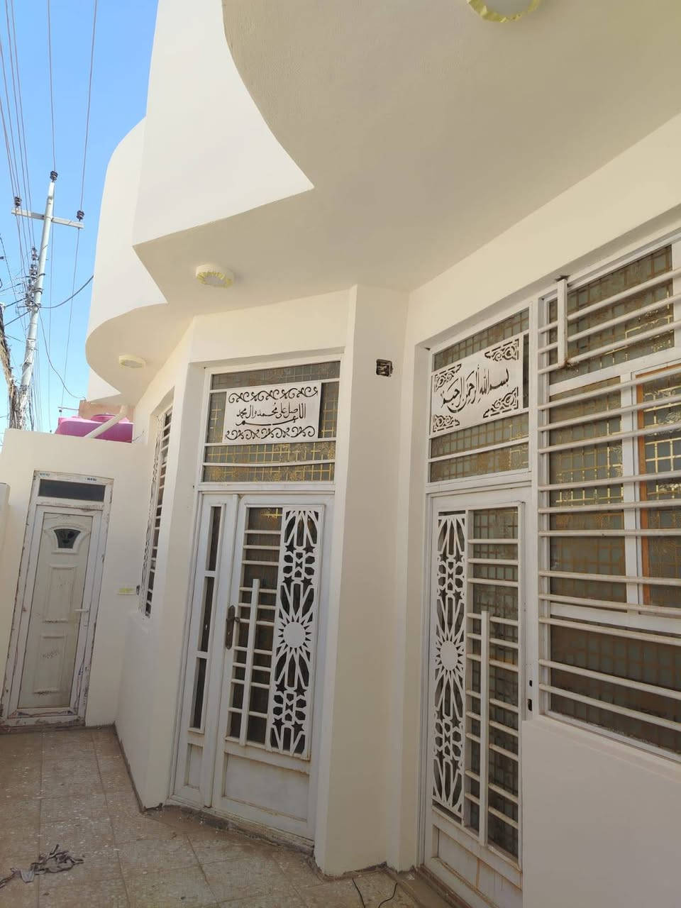 للبيع بيت بمساحة ١٠٠ متر في منطقة بوبيات عمود ٩٨
5 بيت عن شارع موقع مميز  واجه ١٠ متر ونزال ١٠ بناء حديث تفاصيل أكثر *********** بسعر جدا مناسب ملاحظه البيت جديد وغير مسكون بناء طابوق
