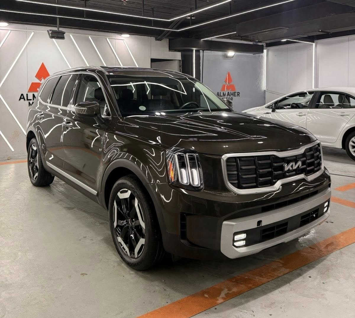 فول مواصفات
السعر اكتب رقم 1 ويصلك السعر عالخاص
كيا تيلورايد EX-X 
مواصفات سلايت رادار امامي - تشغيل عن بعد - مرايات شفط - اشاير بالمرايا - ويل كب حجم 20 - حساسات خلفية - كشنات جلد لون ابيض  خاص بالفئة X LINE - لايت امامي خلفي LED - تدفئة تبريد بالكشنات - شحن لاسلكي - وضعيات قيادة - سستم صوت HARMAN - كشنات متصل - السيارة فئة خاصة X LINE تختلف من الشكل الداخلي والخارجي عن الفئة العادية وبيها هواي مواصفات بعد
قطعتين كلير امريكي وبيها بارد
عنوان السيارة اربيل شركة حسين
للاتصال ..***********..***********
