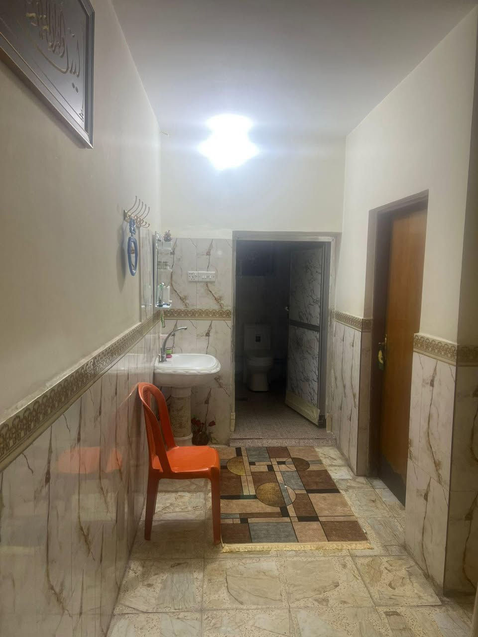 بيت مساحته 210 واجهة 9 ونص قرب مجمع عامر فرع مقابل صيدلية روح الحياة النعيرية حي الخليج  يتكون من الطابق الارضي مرافق خارجي  كراج كبير يتسع لثلاث سيارات حديقة مطبخ استقبال غرفة نوم وصحيات الطابق الاول غرفة نوم كبيرة وغرفة نوم ثانية زائد ملحق معها غرفة صغيرة وكذلك صحيات كاملة البيت عكادة مرمم جديد 0776 589 5929
