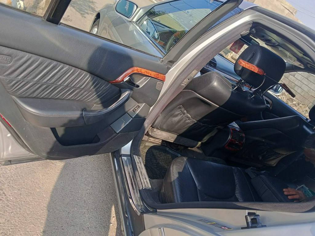 مرسيدس غواصه حجم S500
حجم محرك V8
موديل ٢٠٠٢
فول فول مواصفات 
تبريد تدفئه كلهه بشرط 
قطعه واحد صبغ أوربي بدون دواخل 
رقم كركوك فقط وكاله قرار
سياره حوله أو جاهزه بدن نقص برغي سياره أحله من صوره 
كل جسمه بلادي أو كله جسمه شغال كل دكم بجسمه يشتغل 
سعره ٨٠ اوبيهه مجال مكان سياره طوز خورماتو *********** طوز, صلاح الدين
