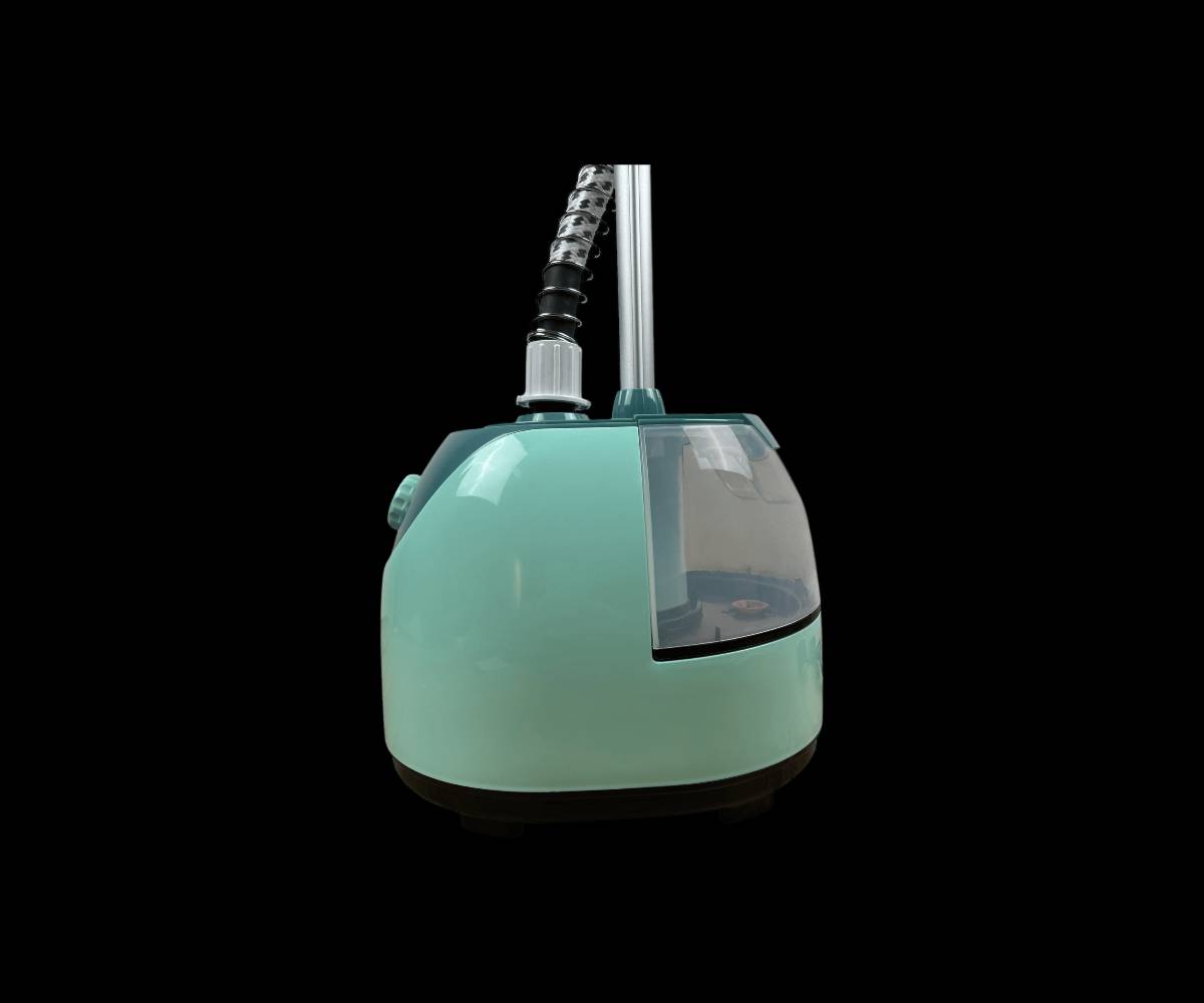 مكواة بخارية عمودية من ليبرونيك

الاستخدامات

كيّ الملابس بسرعة بدون الحاجة لطاولة كي.

إزالة التجاعيد من القمصان، الفساتين، البدلات، والعبايات.

مناسبة للأقمشة الحساسة مثل الحرير، الشيفون، الصوف والقطن.

تعقيم الملابس بالبخار والتخلص من الروائح غير المرغوبة.

مثالية للاستخدام المنزلي والاستخدام الخفيف في المحلات.

المميزات

قدرة كهربائية عالية 2000 واط لتسخين سريع وأداء قوي.

تدفق بخار قوي يصل إلى حوالي 30–35 غرامالدقيقة لإزالة التجاعيد بكفاءة.

درجة حرارة خروج البخار تصل إلى 98° مئوية.

خزان ماء بسعة 1.6 لتر يسمح بالاستخدام لفترة أطول دون إعادة تعبئة.

عمود تلسكوبي قابل للتعديل حتى 110 سم.

صوندة بخار مرنة بطول 125 سم لحرية حركة أكبر.

طول سلك الكهرباء 135 سم لسهولة الاستخدام.

رأس بخار واسع لتوزيع متساوٍ للبخار.

مفتاح تحكم بدرجات البخار حسب نوع القماش.

حامل ملابس مدمج لتعليق القطع أثناء الكي.

تصميم ثابت مع قاعدة قوية وآمنة.

يعمل على جهد 220–240V  50–60Hz.

ضمان لمدة سنة من تاريخ الشراء

محتويات الصندوق

جهاز المكواة البخارية العمودية (الوحدة الرئيسية مع خزان الماء).

عمود تلسكوبي قابل للتعديل.

حامل ملابس.

رأس بخار.

فرشاة للكي.

قفاز حماية من الحرارة.

دليل استخدام.

الملاحظات

يُفضل استخدام ماء نقي أو مفلتر للحفاظ على عمر الجهاز.

غير مخصص للكي الجاف التقليدي (يعتمد على البخار فقط).

يُنصح بإفراغ خزان الماء بعد الانتهاء من الاستخدام.

يُترك الجهاز ليبرد قبل التخزين.