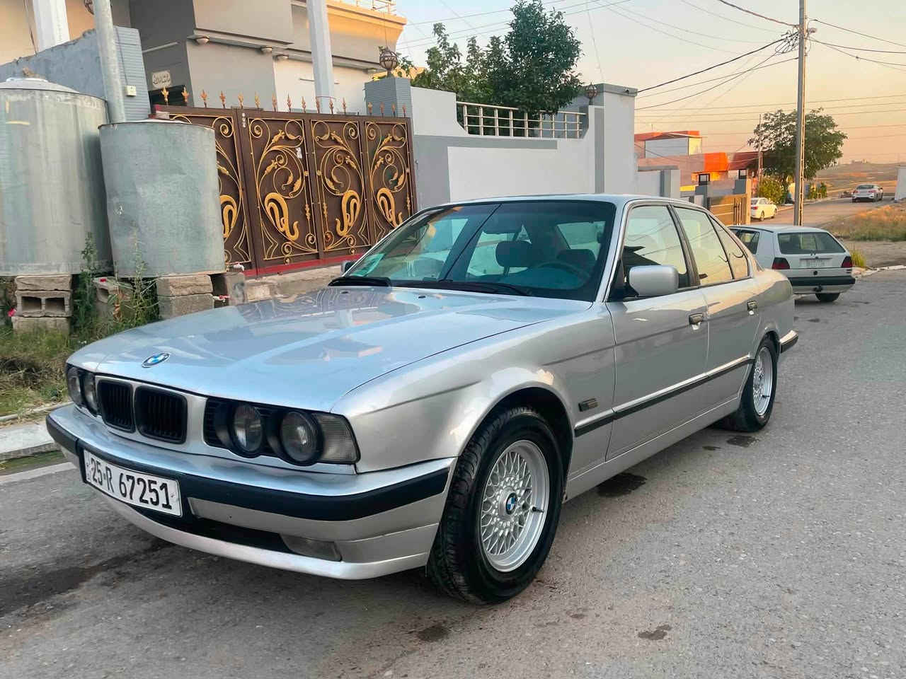 للبيع موديل ٩٢ محرك ٥٢٥ كير توماتيك سنوية جديد سيارة باسمي دفتر بنزين موجود كلها بشرط سعر ٧٥$  رقم ***********
