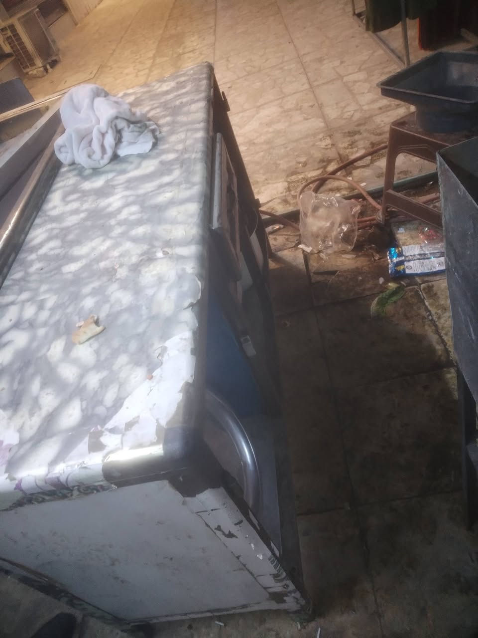 غراض البيع طباخ 5عيون وطباخ 2عين وكاونتر وسنگ وماعين وجدوره تواصل *********** باي شرجي
