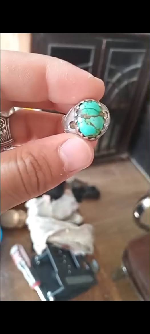 السلام عليكم محبس للبيع فضه الحجرة حلوة رضوي قيم واخذ مكاني بغداد رقم الهاتف***********
