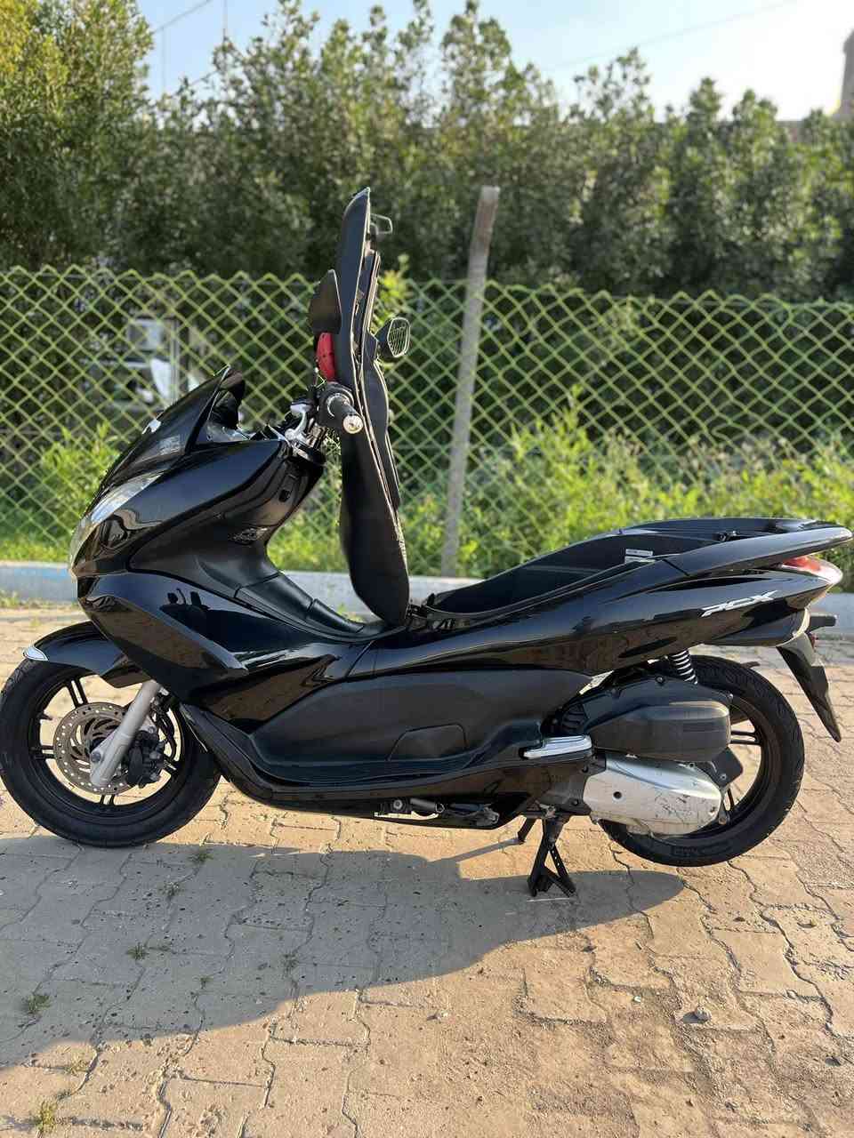 السلام عليكم للبيع دراجه pcxجيل الاول  دراجة نضيفه مال رمبه
 الدراجه على  ايدي حجم مكينه 150ياباني الاصلي دراجه جديده مال جناي  لون  اسود  
ياباني دراجه كامله أستان كهربائي  حساس ازدحام  Aدراجه جديده الدراجه مكينه شلعه معدل خير من اللّٰه دراجه تكول جديده بمعنئ الكلمه واحلا من الصور مال جناي المكان بغداد دراجة مكفوله اي نقص مابيه السعر 1350
وبيها مجال بسيط  مكان بغداد 
اي استفسار ***********
