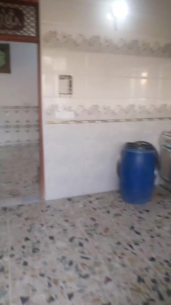 سلام عليكم بيت 200متر كامل بناء حديت مسلح  نقص بس بيتونه يحتوي على كراج جبير وستقبال سبعه في اربعه ومطبخ حار ومطبخ بارد حمامات خارجيه وداخليه وصاله جبيره وغرفتين نوم ومناور اثنين المكان مجمع فدك قرب التجاره رقم ***********
