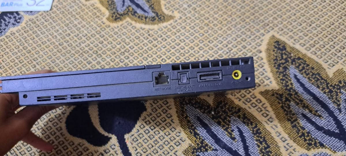 بلي 2 نظيف جدا
اختيار اللون اسود او فضي
مع يدة التحكم الاصلية صاير بي قطع و مصلح  يشتغل نفس ما جان 
و يدة تحكم تجارية
مع فلاش ميموري بي 45 لعبة كلهن معروفات و مشهورات
و كارت ميموري للتشغيل 
و التوصيلات مالتة المحولة و اسلاك الصورة
السعر 60 الف و بي مجال للطيبين 
للتواصل:***********
و اكو توصيل في بغداد و كافة المحافظات
