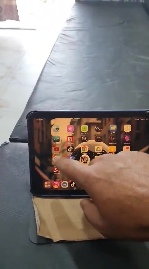 ايباد ايفون mine 6 جهاز يخبل بس فطور بلبلازمه مو بلشاشه صاله فتره عندي اني ما احب الايفون ولا اعرفله  رايده ٣٥٠ الشراي هله بي...***********
