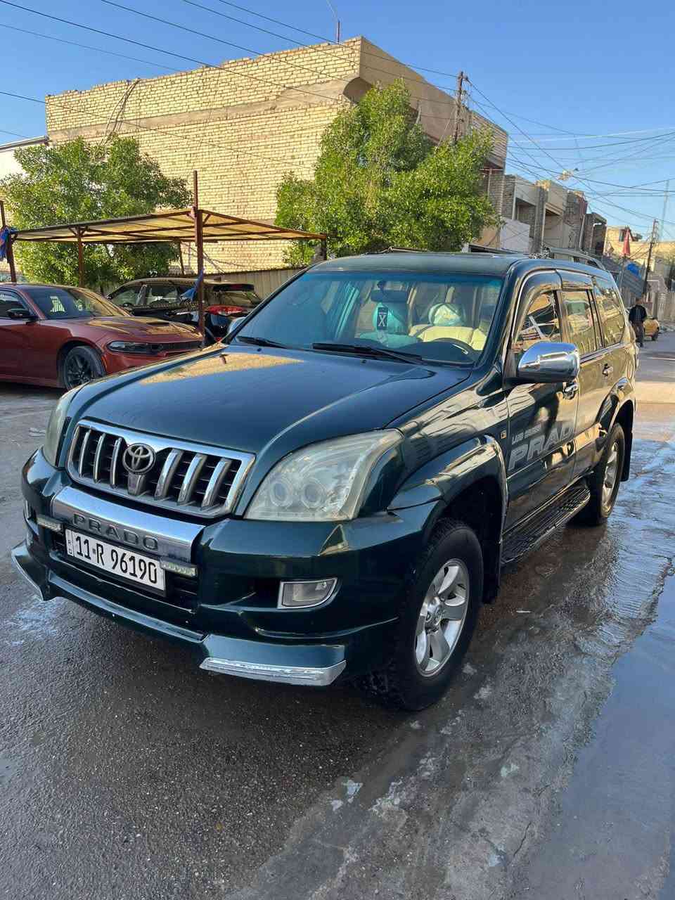 للبيع: تويوتا لاندكروزر برادو (Prado) 🇯🇵
المواصفات والتفاصيل:

نوع السيارة: تويوتا برادو (الجيل الثالث الشهير بمتانته).
الموديل: 2003  (محدثة 2007).
اللون: زيتي ملكي (شبه غامق).
الحالة الخارجية: مظهر محدث مع إضافات جمالية (لحية أمامية LED، سبويلر خلفي، زوائد "تنفيخ" جانبية).

المميزات:
دفع رباعي 4x4 شغال وجاهز للصعاب.
غرفة داخلية نظيفة (كراسي جلد بيج).
إطارات (ويلات) بلادية نظيفة.
ملصقات Prado الجانبية وغطاء إطار احتياطي بتصميم حديث.
تبريد ثلج وجاهزية تامة من الناحية الميكانيكية.
السعر والمعلومات:
السعر: 120 ورقة (12,000 دولار) وبيها مجال للطيبين للشراي.
الموقع: بغداد - الزعفرانية.
للتواصل والاستفسار: ***********
