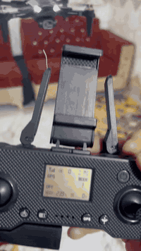 السلام عليكم ادرون C0 ابو الشاشه
ادرون مواصفات فول
بيه جي بي اس
رجوع ذاتي
كامره 4K و الكامره بيه فلاتر
محركات اشربلس نحاس اصلي
معه ريش إضافيه 
جوستك اتريد واير معه التلفون يصير اتريد يرنامج عل موبايل يصير
جوستك شحن ادرون شحن يعني مو بطاريات
بيه لدات ضوئيه
بيه ثلاث سرع
تحكم الكامره عن طريق الجوستك السعر ٦٥ معه التوصيل
مكاني ناصريه حي الشهداء رقم ***********
