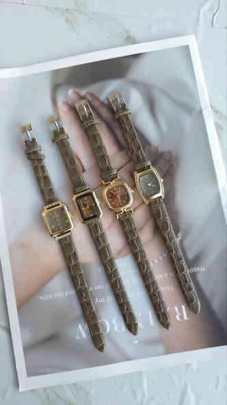 ساعات كورية 
الدرزن 12 قطعه 
سعر الدرزن 36 الف 
التجهيز حسب اختياركم 
توصيل 5 آلاف 
للحجز مراسلة الصفحة أو واتساب 
*********** 
***********
