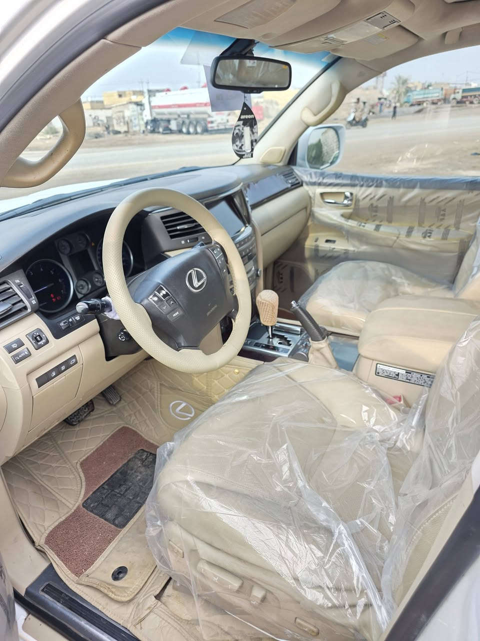 السلام عليكم للبيع لكزز ٢٠١٠ فول مواصفات كفاله عامه رقم بغداد سياره جديده ترهم بل مراوس السعر ٣١٥$ وبيه مجال  وترهم بل مراوس
الاتصال ***********
