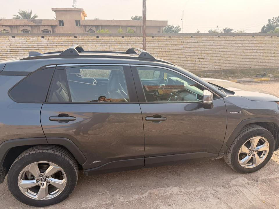 سلام عليكم
تيوتا راف فور 2021
هايبرد xle فول موصفات 
وارد امريكي حادثها خفيف والصور بالمنشور ماشيه 90mi جديده السياره ما بيها اي نقص 
مكانها واسط الزبيديه 
السعر 215 بيها مجال 
***********
