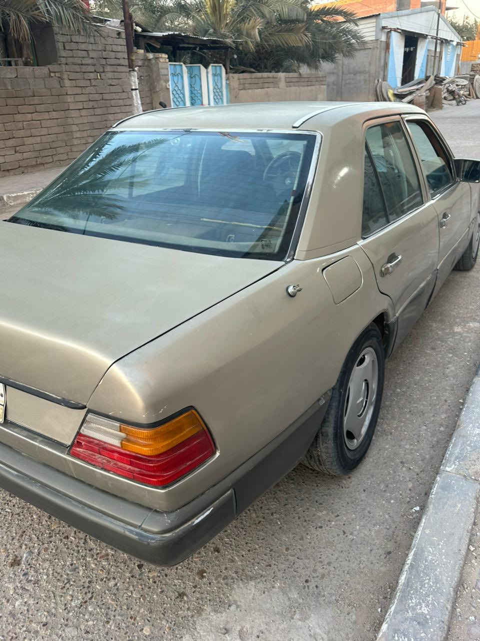 السلام عليكم ورحمة الله
مرسيديس دب مديل 1990 السياره كامله 

رقم السيارة ديالى  تحويل ثاني

السعر ٣٨ورقه وبيه مجال

مكان السيارة بالبصرة

التواصل على الرقم.  ***********./ ***********.  متواجد واتساب
