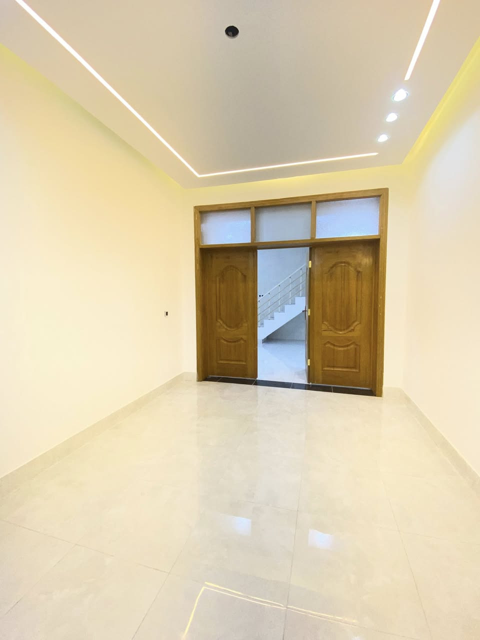 يالله الهم صلي على محمد وآل محمد دارمساحه100متر كربلاء حي العامل خلف مول الباقر قطاع19واجهت الدار على مدارس 2 مدرسه ثورة العشرين وال سيده طوعه اكرر واجهت الدار على مدارس يعني ماكو جيران كدامك طابو صرف بئسمي  طابق اونص الدار تفاصيله 2غرف نوم 2صاله دبل استقبال مطبخ صحيات داخليه خارجيه البيت بناء حديث يعني جديد مامسكون الدار يبعد عن الإمام الحسين عليه السلام 10كم ❤️اعتذر عن الرهن وال ايجار وال مبادره بيع نقد فقط للاستفسار ***********
