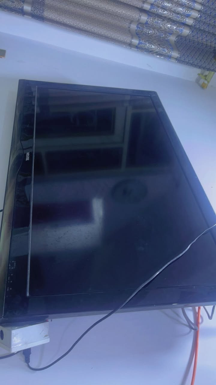 سلام عليكم شاشة حجم 43 تشتغل وشاشة حجم 55 عطلانة للبيع ثنينهن تواصل *********** مكان نجف
