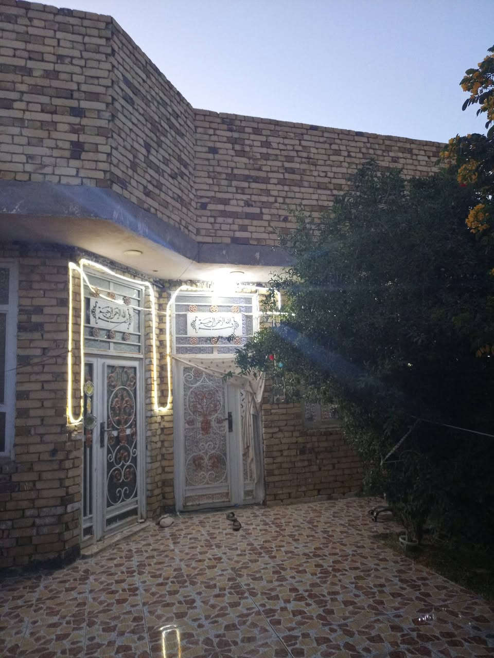 السلام عليكم .. بيت للبيع المكان حي الجمعية بالزراعي المساحة 200 بناء حديث يحتوي على غرفتين نوم ومطبخ وصالة  وصحيات داخلي وخارجي ، للاستفسار الاتصال على الرقم ***********

