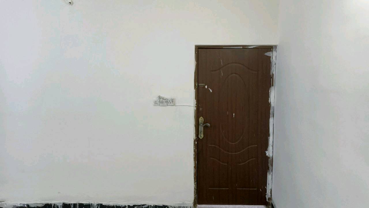 ​📐 المساحة: 100 متر مربع.
​🛋️ الاستقبال: صالة استقبال واسعة ومرتبة.
​🍳 المطبخ: نظام (حار / بارد) بتصميم عملي ومميز.
​🛏️ الغرف: 3 غرف نوم مريحة.
​🚿 الخدمات: 2 حمام (موزعة بشكل ممتاز).
​✨ الحالة: نظيف جداً وبناء بحالة ممتازة.
​📍 الموقع: الدورة - أبو دشير / بالقرب من تقاطع الشهداء (موقع قريب من الخدمات والأسواق).
💰 سعر الإيجار: 550 ألف دينار عراقي (شهرياً).
الدار على شكد طابق؟ وبيها درج أو سطح أو حوش؟: 
طابقين
هل الإيجار يشمل الماي والكهرباء والمجاري، وشكد وضع المولدة/العداد؟: 
الكهرباء الماء على المؤجر
البيت مفروش لو فارغ؟ وإذا بيه أثاث أو أجهزة شنو الموجود بالضبط؟: 
فارغ
هل أكو كراج أو مكان لوقوف سيارة؟: 
نعم كراج
شلون شروط الإيجار: عقد كم سنة/شهر، ودفع مقدّم أو تأمين، وهل السعر قابل للتفاوض؟: 
عقد لمدة سنة