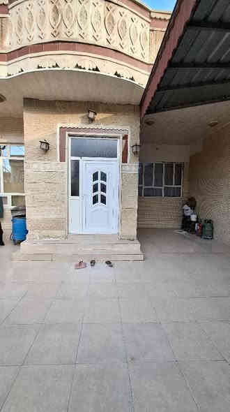 👇عربي ،کوردی👇
بيت طابق و بيتونة فول مواصفات قليل مستخدم طابو صرف في أربيل للبيع 
مساحة 250 متر 
يتكون بيت بيها/كراج سيارة 
استقبال. مطبخ حار و بارد. صالة. غورفتين نوم. مجموعة صحيات 
بيتونة.بيها دكتات مال مبريدة جاهيزة ،كل سقوف الثانوية 
بيها سبليتين +تخم كاونتر+ تخم قنفة حرف L +مافور +مبريدة ... ويال البيت 
سعر رايدين 870 وةرقة بي مجال 
عنوان 📍 أربيل حي بنصلاوة قريب التون سيتي 
الاستفسار تواصل على رقم 
0750,497,3000 واتساب و فايبر 
  ********************************
کوردی👇
خانوو بۆ فرۆشتن یەک قات و بەیتونە تاپۆیە فول مواسفات کەم بەکارھاتووە زۆر خاوێن ڕووبەری 250 مترە 
پێکهاتووە لە.گەراجی ئۆتۆمۆبیل ،ژووری میوان ،چێشتخانەی سارد و گەرم ،هۆڵ داخیلی ،دوو ژووری نوستن ،حمام و توالێت ، بەیتونە 
تاخم کەوەنتەر و تاخم قەنەفەی حەرف ئێڵ و دوو سبلیت و مافوور و مەبەریدە 
لەگەڵ خانوەکەیە.
نرخی 870 وەرەقە و مەجال 
ناونیشان 📍 هەولێر بنەسڵاوە نزیک ئاڵتون سیتی 
بۆ زیاتر زانیاری 0750,497,3000 واتساپ و ڤایبەر أربيل
