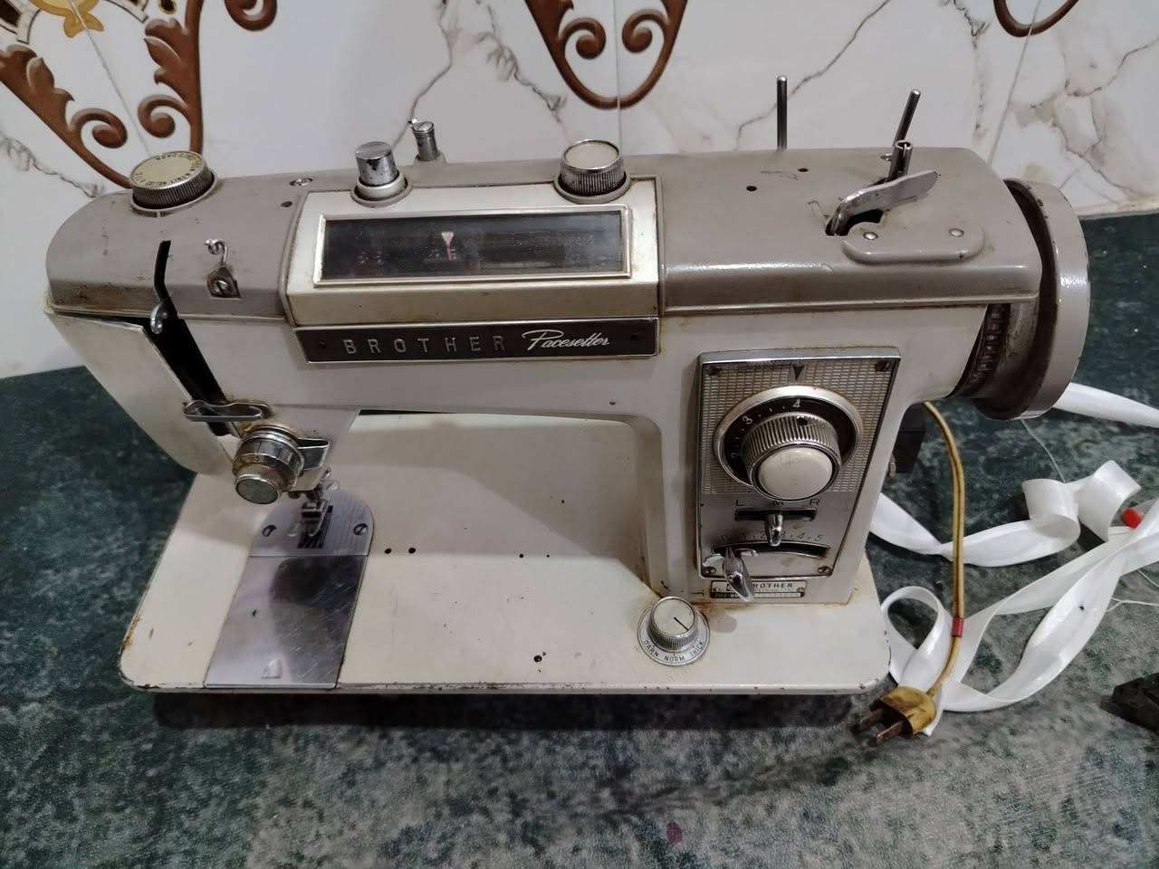 عندي هاي المكينه  برذر ياباني جانت تخيط بس ماعرفلهه وتركتهه صارلي سنتين وهس ماعرف عطلهه بس بسيط لان متروكه


**إذا كنت صاحب هذا الإعلان وتريد حذفه لأي سبب، رجاءا أرسل رسالة إلى الدعم الفني**