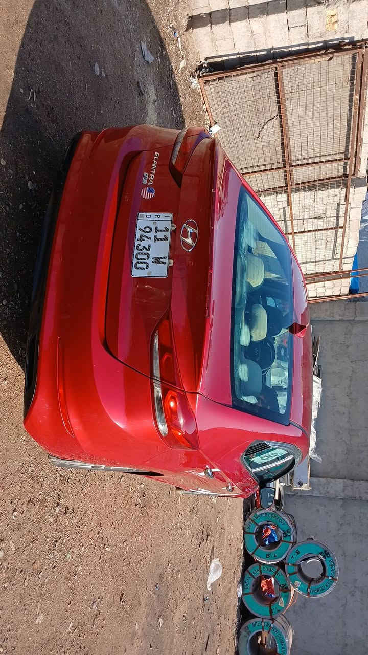 السلام عليكم الانترا ١٧ كلين حادثها بيدي شخط قوي صبغت الباب الخلفيه الي وره بصف السايق والجاملغ مال الصندوك بيها نواقص قواعد دبل شمعات طوبات مشتريهن بالصندوك سياره خير من الله والباقي واظح بالصور سونار ممسويها رقم بغداد كم نقص بيها السعر ١٢٥ الرقم ***********
