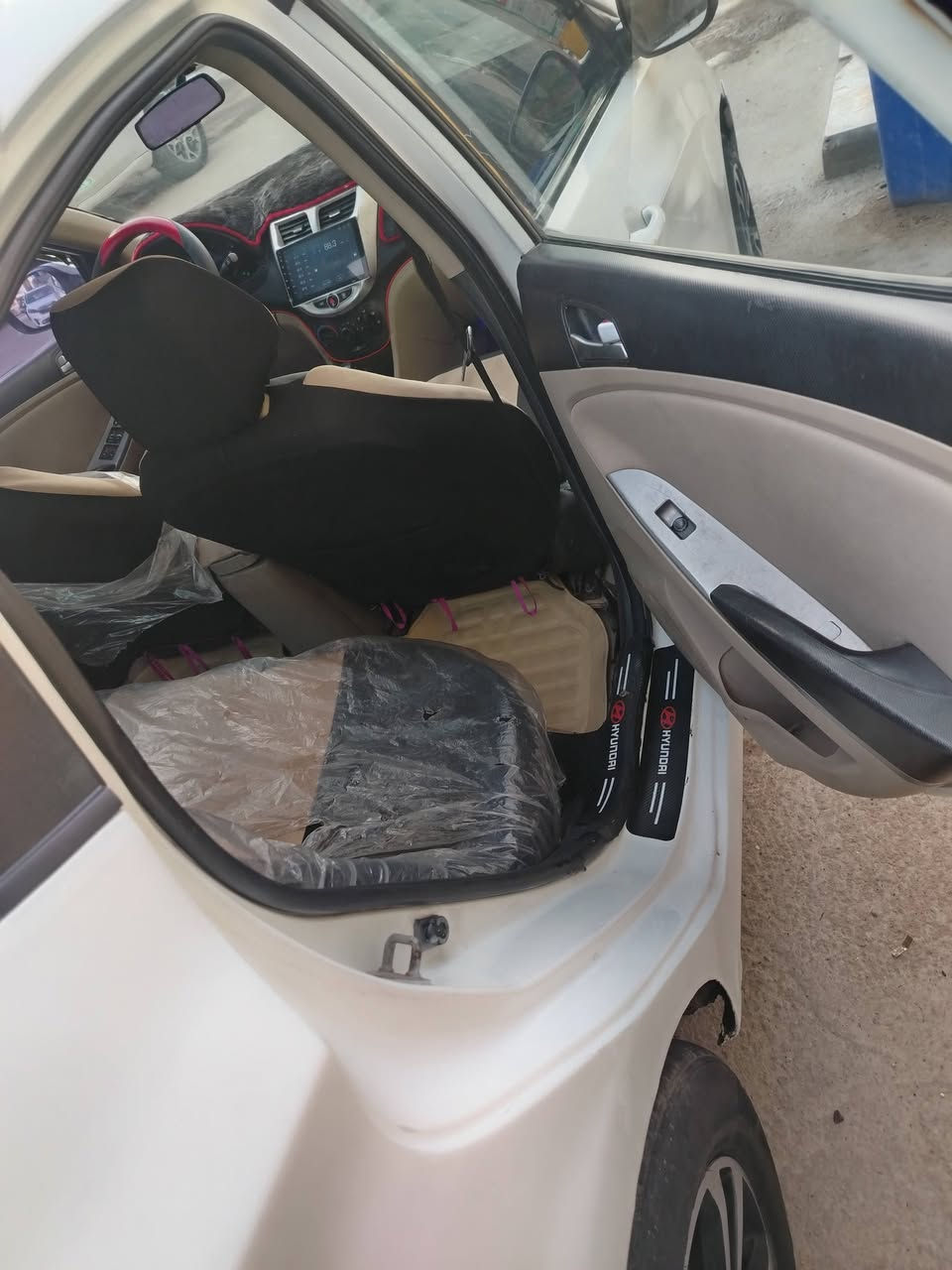 سلام عليكم اكسنت مديل 2016 رقم بصره نكليزي 
وراد خليجي محرك  1600 
سياره فول موصفات فتح تحكم ستيرين شاشه كامره
سياره بيهه طخه بل بك لايت صفحت اليمنيه
وبيهه صبق مكانات مكفوله ضربه القويه وتبديل
مكينه كير وحداديه تخم تأير خير من الله
سعر 83 $وبيهه مجال
مكان بصره حي بغداد
رقم الهاتف ***********
شراي يتصل ما متواجت عل انت
