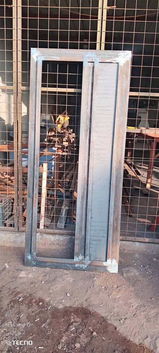 خلفه حداده ابواب وشبابيك  سقايف متفرغ من الموصل بحاجه الى عمل
*********** 
*********** 
بيهن واتساب
