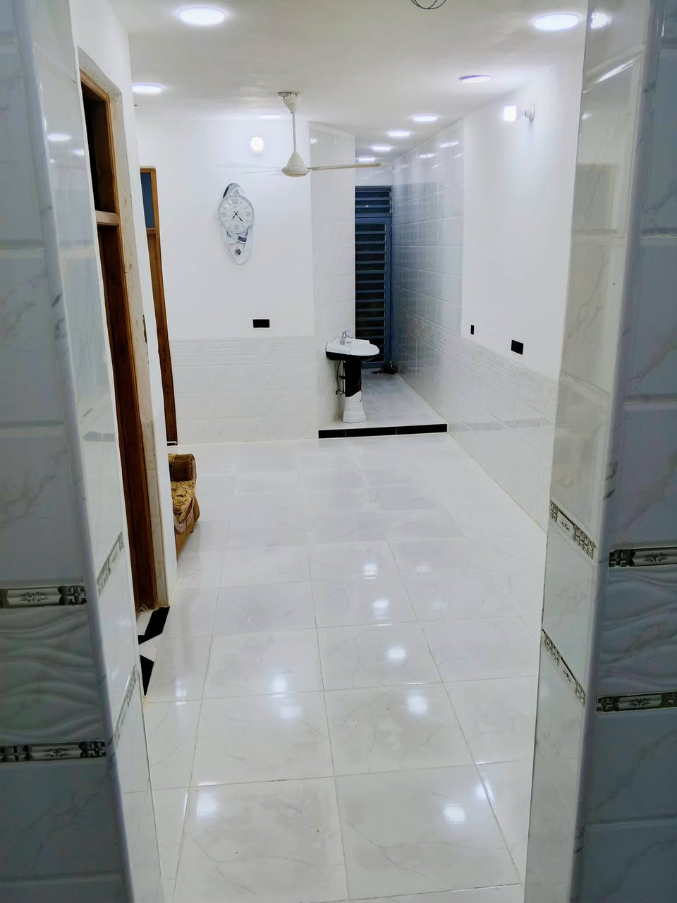 السلام عليكم بيت حديث للايجار 
حي الشهداء 
للاستفسار ***********
