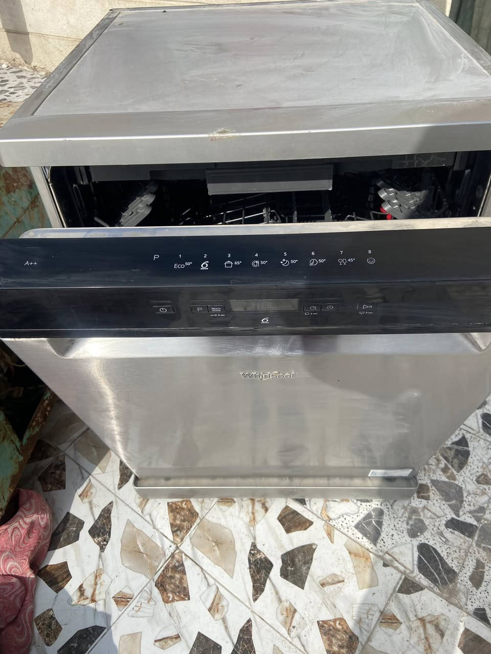غسالة صحون امريكية مشتغلة مره وحده ومتروكة بيها عطل بسيط ابيعة كومة حديد ب50 الف قفل تواصل واتساب ***********
