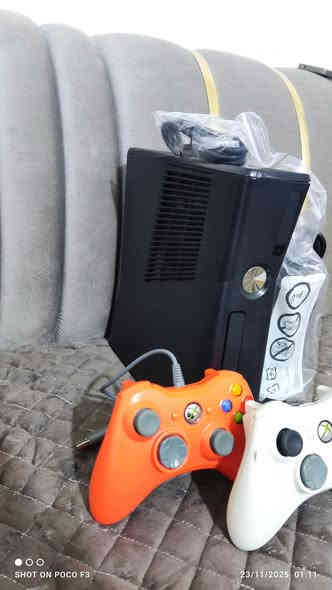 اكس بوكس 360مهكر حيل حيل نظيف نظام اروره حتى مكان القرص شغال ويحتوي على 148لعبه قويه من ضمنها pes 25حقيقة ويحتوي على 2جوستك وغراضه كله بلادي شرط الفحص اضافتن محوله بلاديه جديده بعده مامستخدمه السعر 120وبي مجال للطيبين توصيل جميع المحافظات متوفر ***********
