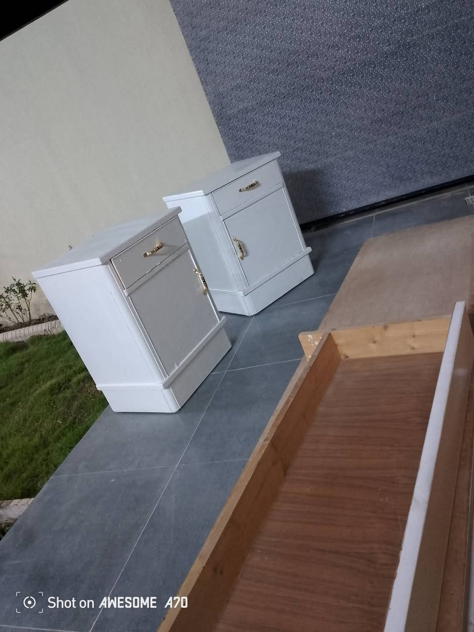 كنتور ٦ بيبان طابقين شغل نجار
وميز تواليت  وكومدي عدد ٢ مستعمله ونضيفه جدا عندي صوره قبل الصبغ حاليا مفصخه اجت من النجار صبغهه ورتبه صبغ اخشاب ابيض اريده ٣٧٥ الف
*********** واتساب
