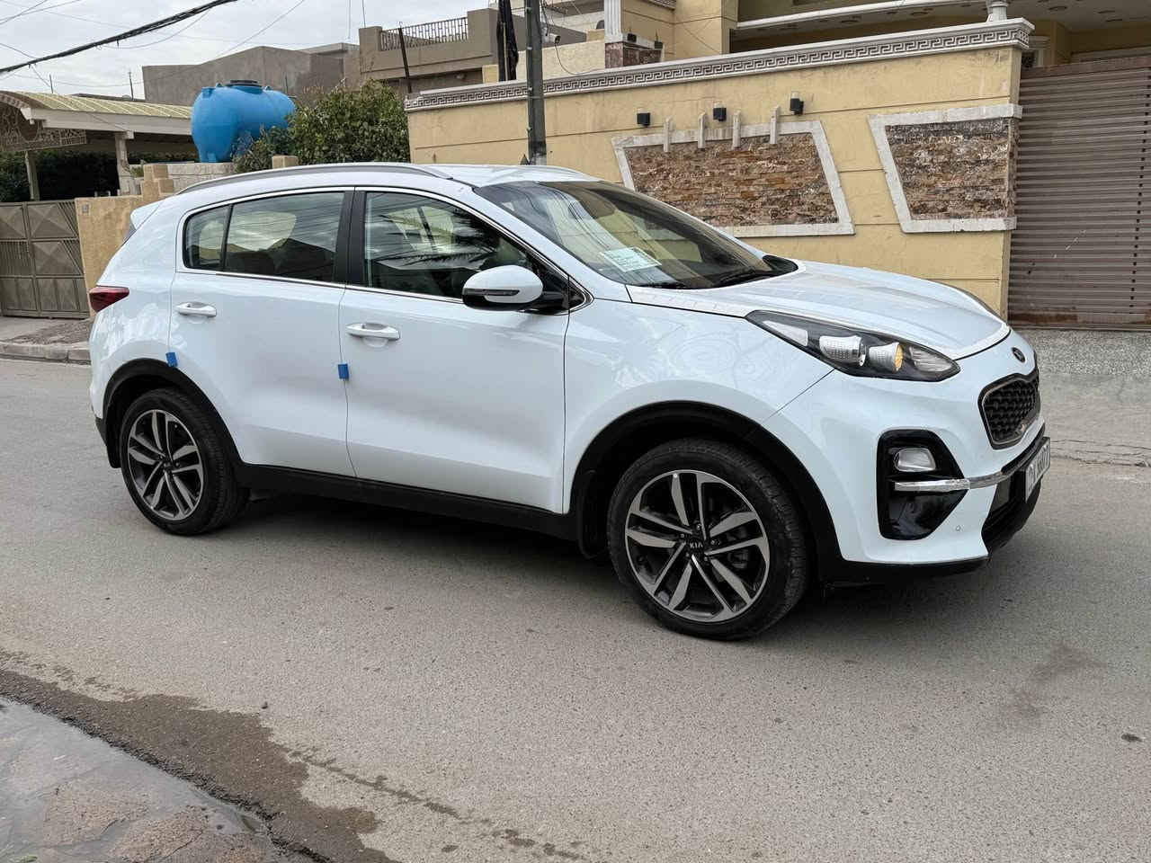 السلام عليكم عندي سبورتج 2020 السياره كفاله من الصبغ والضربه والتبديل بيها مكانين صغار بارد فقط رقم اربيل تحويل مباشر ماشي 75 الف حقيقي
محرك 2000
كشنات كهرباء
مري كهرباء 
قطعتين تبريد
داخل حمصي
حساسات
شاشه ايباد
كاميرا
وباقي المواصفات المعروفه
السسسعر 200$
مكاني بغداد الرصااااافه
للاتصال
*********** بغداد, العراق
