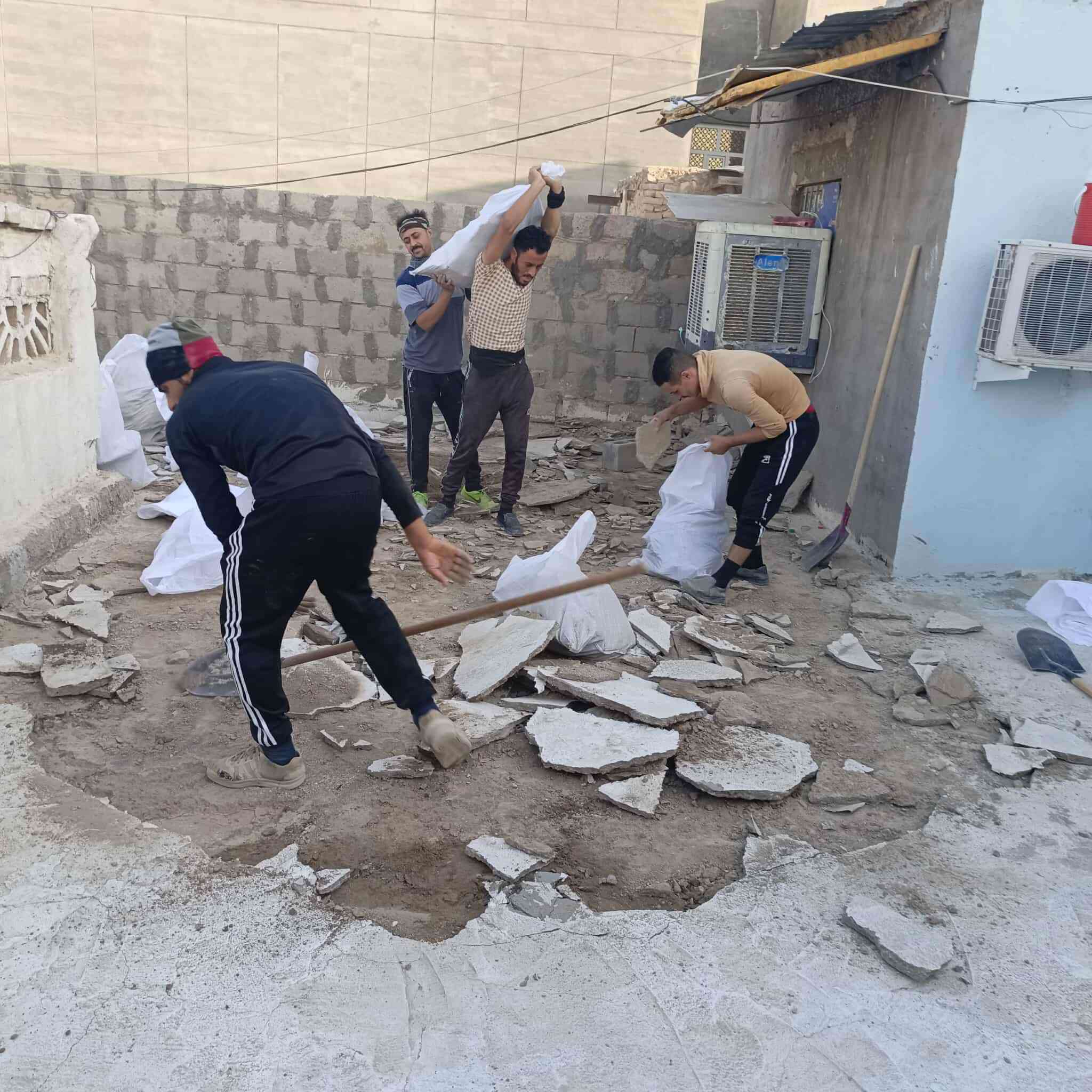 سلام عليكم  / يوجد كادر عمل جاهز/ تصعيد مواد/ تنضيف بيوت/ تفليش/ تكشيط/ تنضيف حدائق/ دفن نهري  / شقلنه ليل ونهار   /ومعداتنه جاهز/ ماعليك بس تصال على رقم  /     ***********
