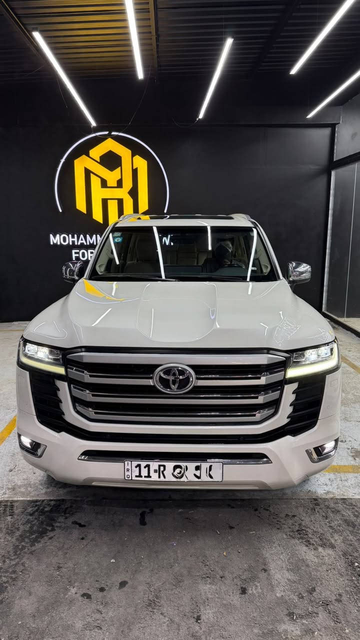 السلام عليكم 🌟
للبيع Toyota Land Cruiser موديل 2023  
فئة VX — محرك توين تيربو  

📌 الممشى: 58 ألف كم  
📌 ضمان شركة SAS  

✨ المواصفات:  
✔️ حساسات أمامية وخلفية  
✔️ رادار + مانع تصادم  
✔️ تدفئة وتبريد للمقاعد الأمامية والخلفية  
✔️ شاشات أمامية وخلفية  
✔️ نظام تعتيم للمرايا  
✔️ تحديد سرعة + تنبيه خروج عن المسار  
✔️ مقاعد كهرباء مع حفظ وضعيات  
✔️ ستيرن كهربائي مع حفظ  
✔️ مرايا قلاب عند الرجوع  
✔️ وضعيات قيادة متعددة  
✔️ نظام نزول وصعود المنحدرات  

🔹 السيارة مكفولة كفالة عامة  
🔹 ملاحظة: بارد خفيف بباب السكن  
🔹 السيارة باسمي والتحويل ثاني يوم  

📍 بغداد / الدورة  
📞 ***********  
اتصال أو واتساب  
السعر خاص او الاتصال على الرقم +واتساب
