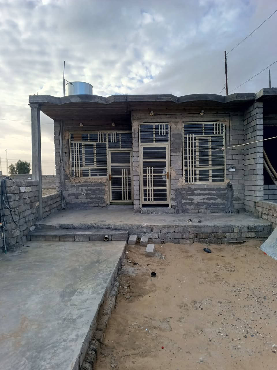 بيت للبيع في بيجي حي التأميم البيت متكون من غرفه نوم واحده صاله حمام مطبخ ربعه البيت  من صفحتين البيت زراعي وليس طابو للاستفسار الاتصال على الرقم ***********
