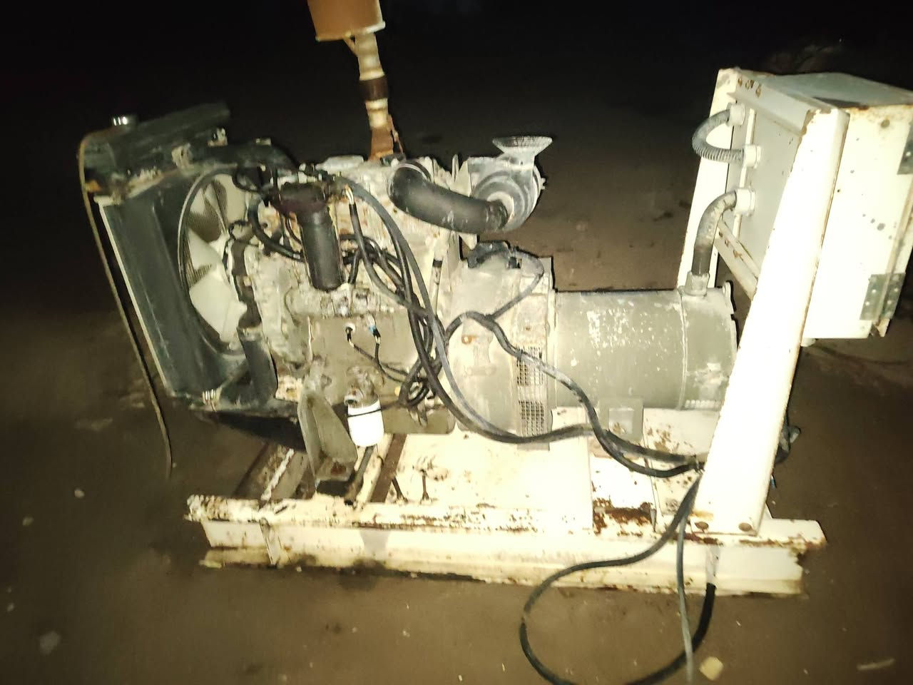 بيركنز انكليزي 3 سلندر شغال بي خيط بخار 30 كيفي مابي نقص للاتصال ***********
