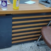 ميز مكتبي جديد مستخدم قليل من النوعيه الممتازه للبيع السعر ٢٠٠ للاستفس...