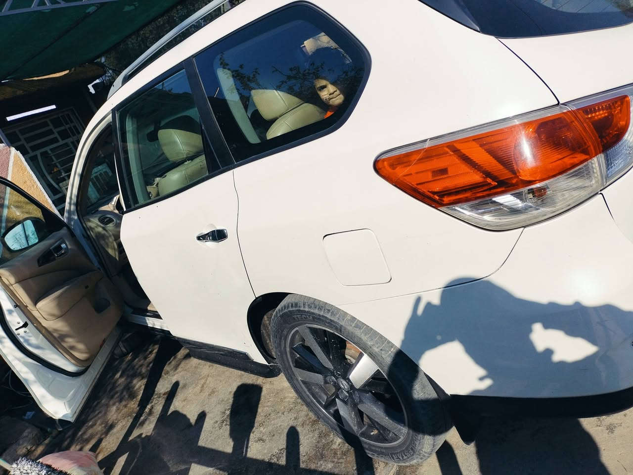 سلام عليكم
باث فاندر 2013 مكينه 6 سلندر  امريكي حادثها جاملغ وشويه بالباب ببدون دواخل 

ماشيه 98 الف جديده حلوه كلش 

السياره بلاتينوم فول عدا الفتحه 

كرسي ذاكره

بصمة 

شاشه جي بي اس 

كشن حار بارد 

داخل بيجي ملكي 

4 كامرات

مري قلاب عند الرجوع 

حساس خلفي 

كشن خلفي كهرباء وتدفة

السعر. 99 ورقة 

للاستفسار اتصل 

‏‪0772 813 5954‬‏
