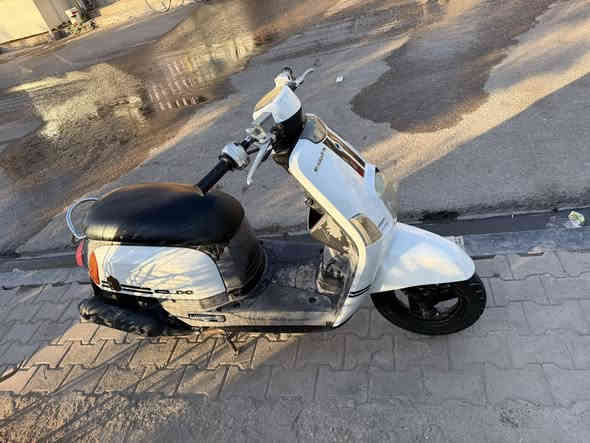 السلام عليكم بوليسي للبيع مانقصها يي شي محرك مامفتوح ومملعوب بيها حاويه مصارلها 6اشهر الدراجه نضيفه وحلوه السعر 900وبيها مجال العنوان القرنه الشرش رقم الهاتف ***********
