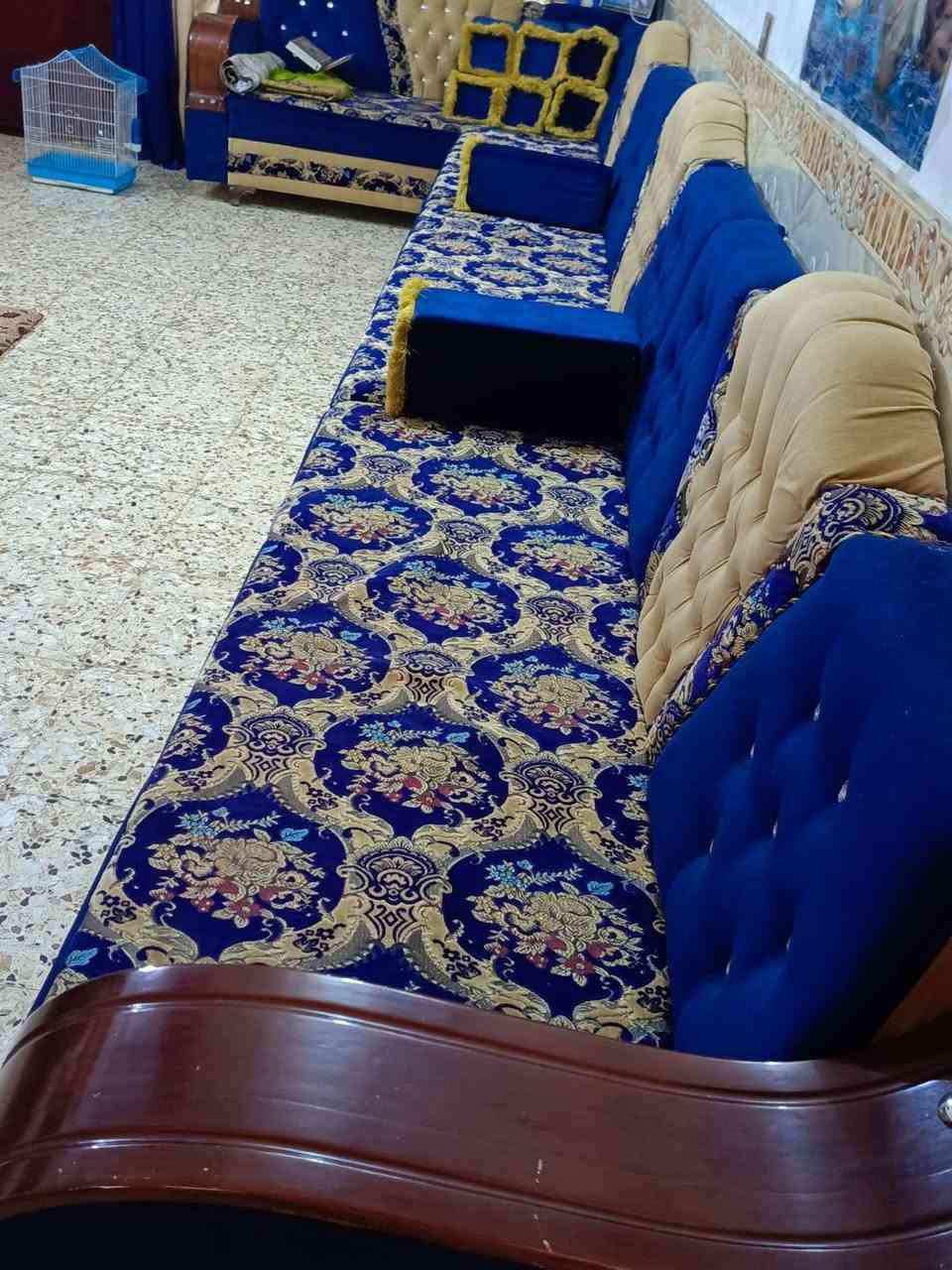 السلام عليكم تخم للبيع نظيف جدا مفصل تفصال شغله درجه اولى كله من هذا البلوك اسود او البلاويد طوله 16متر يعني 8مقاعد مكاني كربلاء العطيشي ***********
