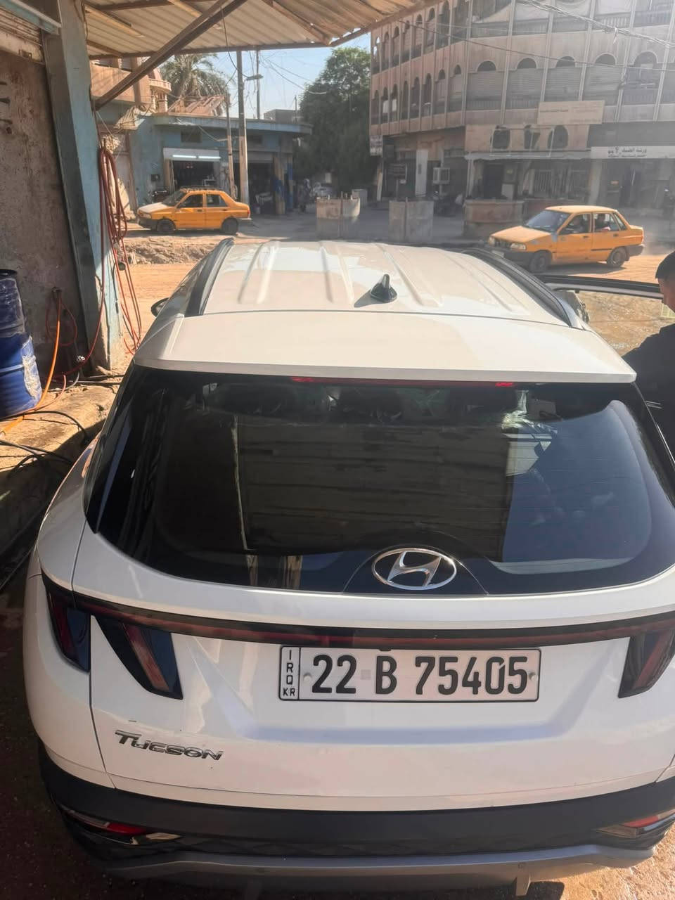 21 مكفول من صبغ خليجي
بيهه شبر بنيد بارد وجنطه هم شبر بارد بدون صبغ 
ماشي ٨٠  رقم اربيل بسمي  هزه جديده قبل شهر حولت بسمي 
  ١٨٥     
*********** مكاني بغداد
