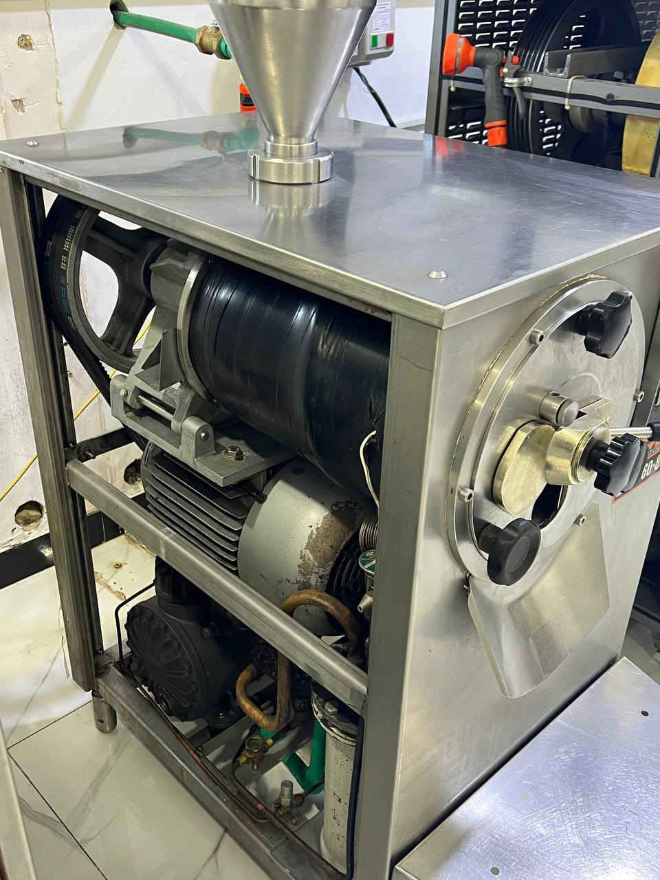 السلام عليكم 
من رخصة الادمن
للبيع مكينه DS
-نوع MARK-
-حجم 60/80-
-12 لتر -
-نضافه فول  بلاديه -
- الانتاج مالتها يطلع خلال 8 دقائق-
-مكاني بغداد حي الجهاد مقابل مشاتل الاطباء -
-للتواصل ***********
-الشراي يجي اتصال ويدلل  ..
