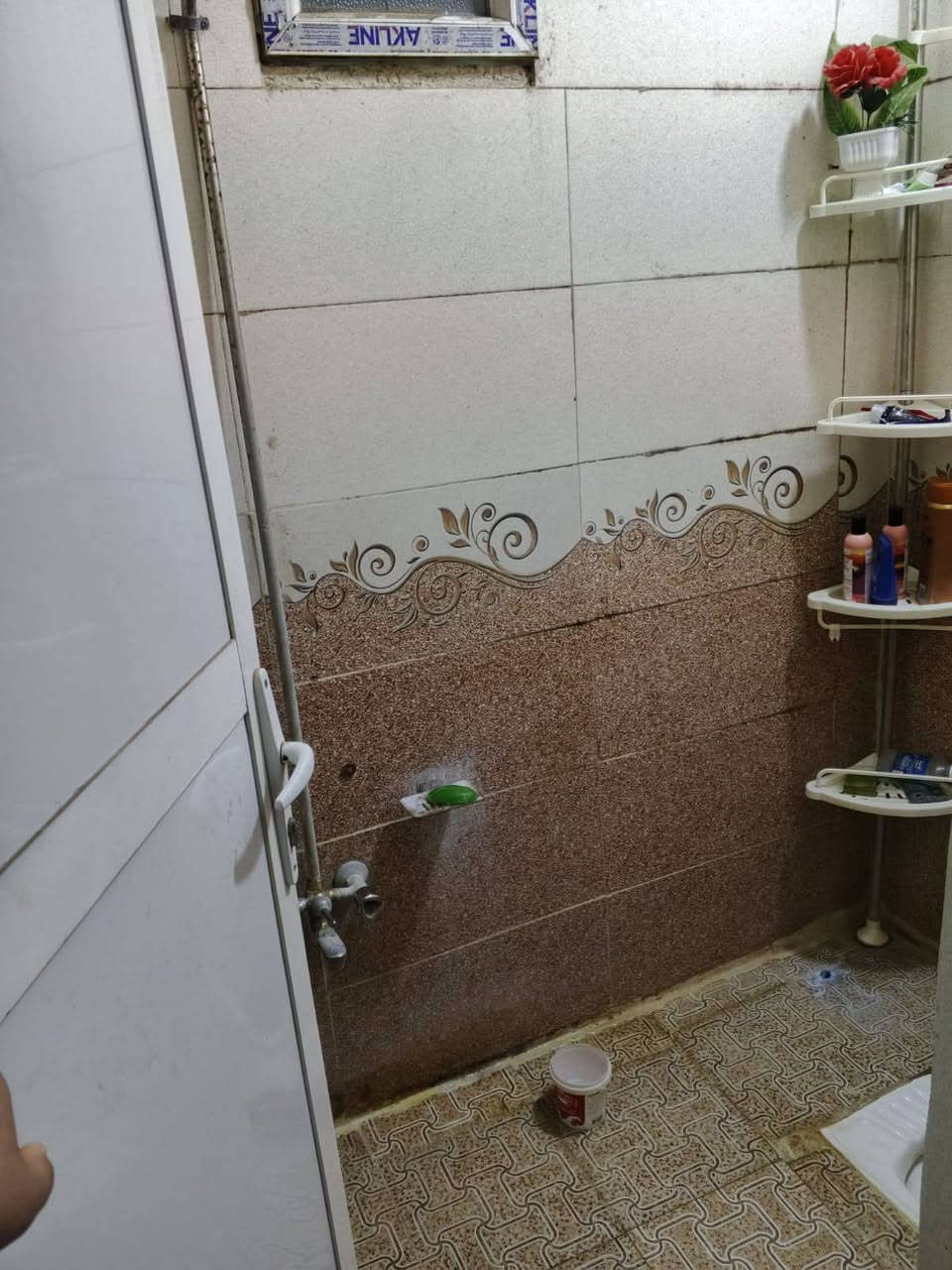 السلام عليكم للبيع 100متر شارع ابو علي فرع أسواق المنتظر بناء حديث درجه وله طابوق عالي عن شارع فرع مقرنص ومجاري عل رئيسي  بناء كامل ستقبال حولي منور حمام داخلي وحمام خارجي غرفت نوم  البيت ارضيه مرمر جدران سيراميك بيت مرتب وتعبان علي سعر ٤٥ وشراي يشلع عيوني يدلل ***********
