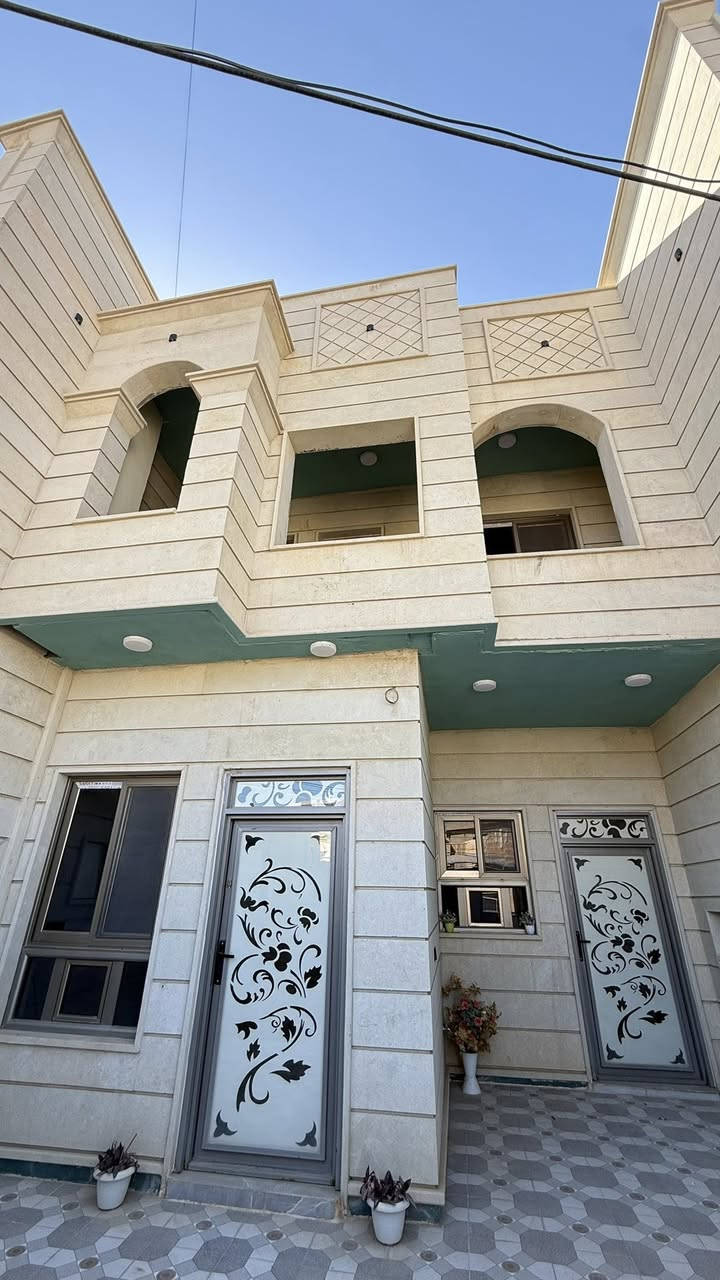 السلام عليكم 

دار للايجار في القادسية خلف شارع جليل القصاب 

المساحه 200 متر 

يحتوي على 4 غرف نوم + استقبال + صاله + كراج + موزع ارضي + موزع طابق ثاني 

سعر الايجار 450 الف 

للاستفسار امثر مراجعة مكتب عقارات السردام 

***********
