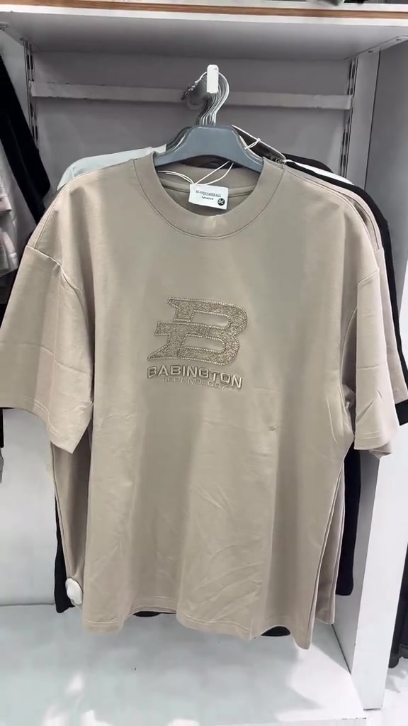 جهزنا الكم سكشن رجالي كامل بـ أحدث الموديلات الصيفية التريند اللي تلوك لإطلالتكم! 😎✨ مثل ما تشوفون تيشرتات رجالي بألوان صيفية مريحة وقصات أوفر سايز مجمع_النمور_فرع_الموصل  💌 راسلونا للطلب  العنوان : الموصل - سايدين المثنى - مقابل متنزه المثنى  الهاتف 📞: *********** 🚚 خدمة توصيل متوفرة لكل انحاء العراق

