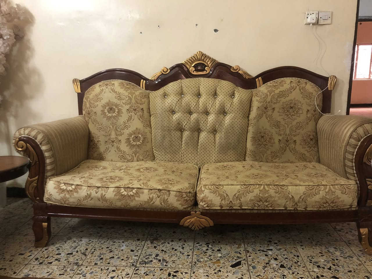 سلام عليكم عندي هذا التخم ١٠مقاعد
للبيع سعر٢٠٠ وبي مجال مكاني الدوره 
***********واتساب
