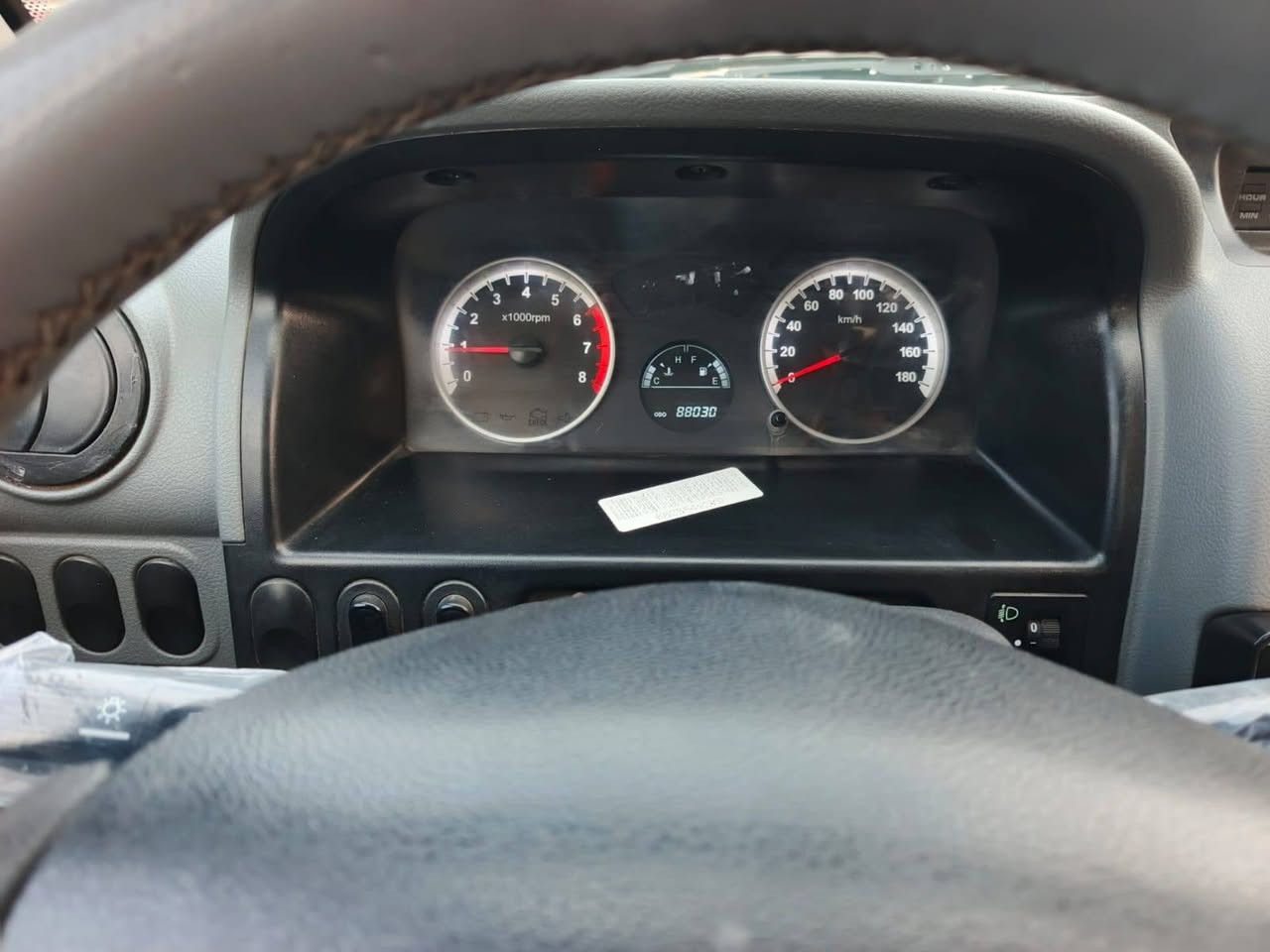 السلام عليكم سايبه موديل 22 سياره جديده ومكفوله كفاله عامه ماشيه 88رقم وهزه جديده سياره مدوشمه كير ومحرك مكفولات عنوات بغداد رقم ***********
