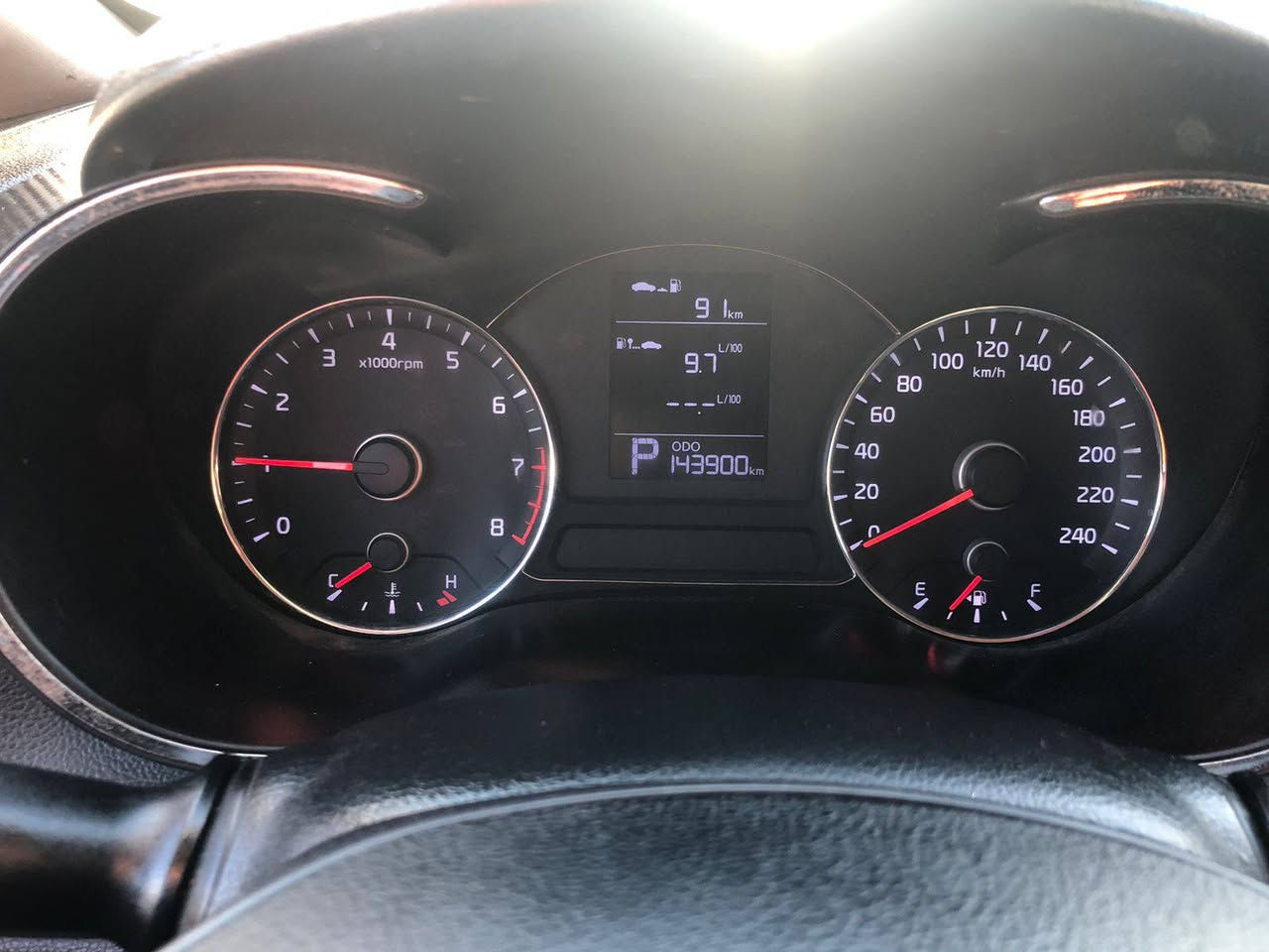 للبيع فقط كيا سيراتو 2014

📝 مواصفات السيارة
 
- سيراتو  2014  
- الفئة: نص فل  
- اللون: أبيض  
- مادة المقاعد: قماش  
- عدد المقاعد: 5  
- اللوحة: أربيل، خصوصي  
- 2 ايرباك
-حساسات خلفية 
- السيارة ماشية 143900 الف كيلومتر 

✅ الحالة والفحص
- السنوية: مجددة لغاية سنة 2028  
- فحص المتانة والأمان: ساري حتى 12 / 2026  
- الوصف العام: السيارة كلشي تمام، بحالة جيدة 
⚠️ الأضرار
- البونيت: كانت فيه طكة خفيفة، تم تصليحها عالبارد بدون أثر  او صبغ (تم تحديدها بالصورة). 
- الباب الخلفي: فيه بعجة بسيطة فوق القبضة

📞 للتواصل

- كورك  ***********
-زين.    ***********
