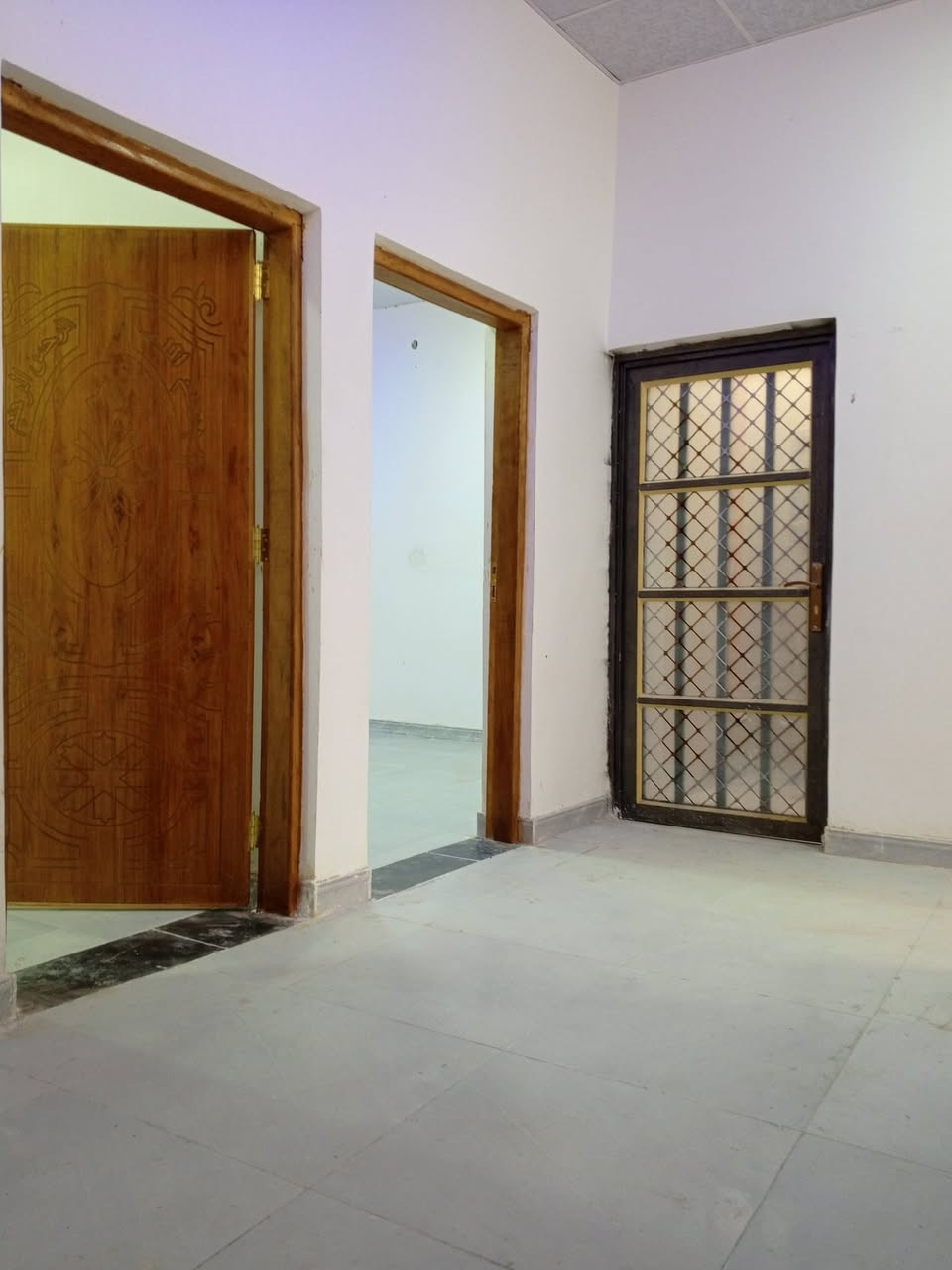 سلام عليكم متوفر بيت ابو الخصيب ابو كوصرة قرب سنتر طاهة وقف سني الأرض مسجلة يتكون من غرفتين وصاله ومطبخ ودوانية صحيات داخلية وخارجية سعر 50بي مجال تصال على هذا الرقم بي واساب ***********
