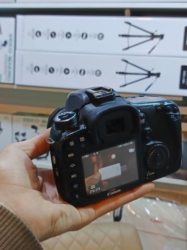 السلام عليكم
لبيع كامره سفن دي 

ملحقات الكامره 

عدسه70/300

رام 16 كيكا 

ناقل صور 

حزام كتف 

جنطه 

جنطه الكامره 

قيم بل يرضي الله 

متواجد واتساب 

 واتساب ***********
